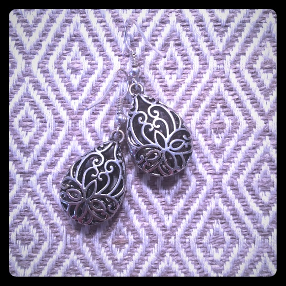 Silver and black tear drop earrings - Picture 1 of 2